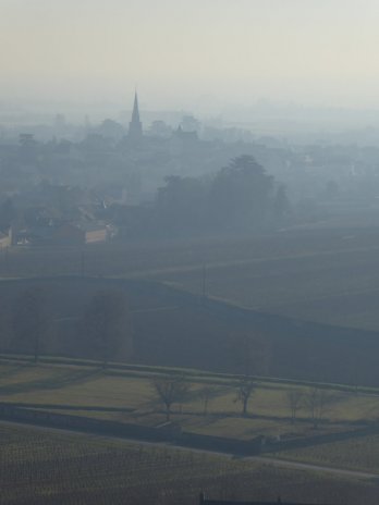 Meursault dans la brume à la mi-journée de ce 17 décembre