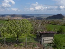 Les Roches de Vergisson (à gauche) et Solutré