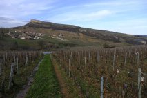 Le village de Vergisson, sous sa Roche